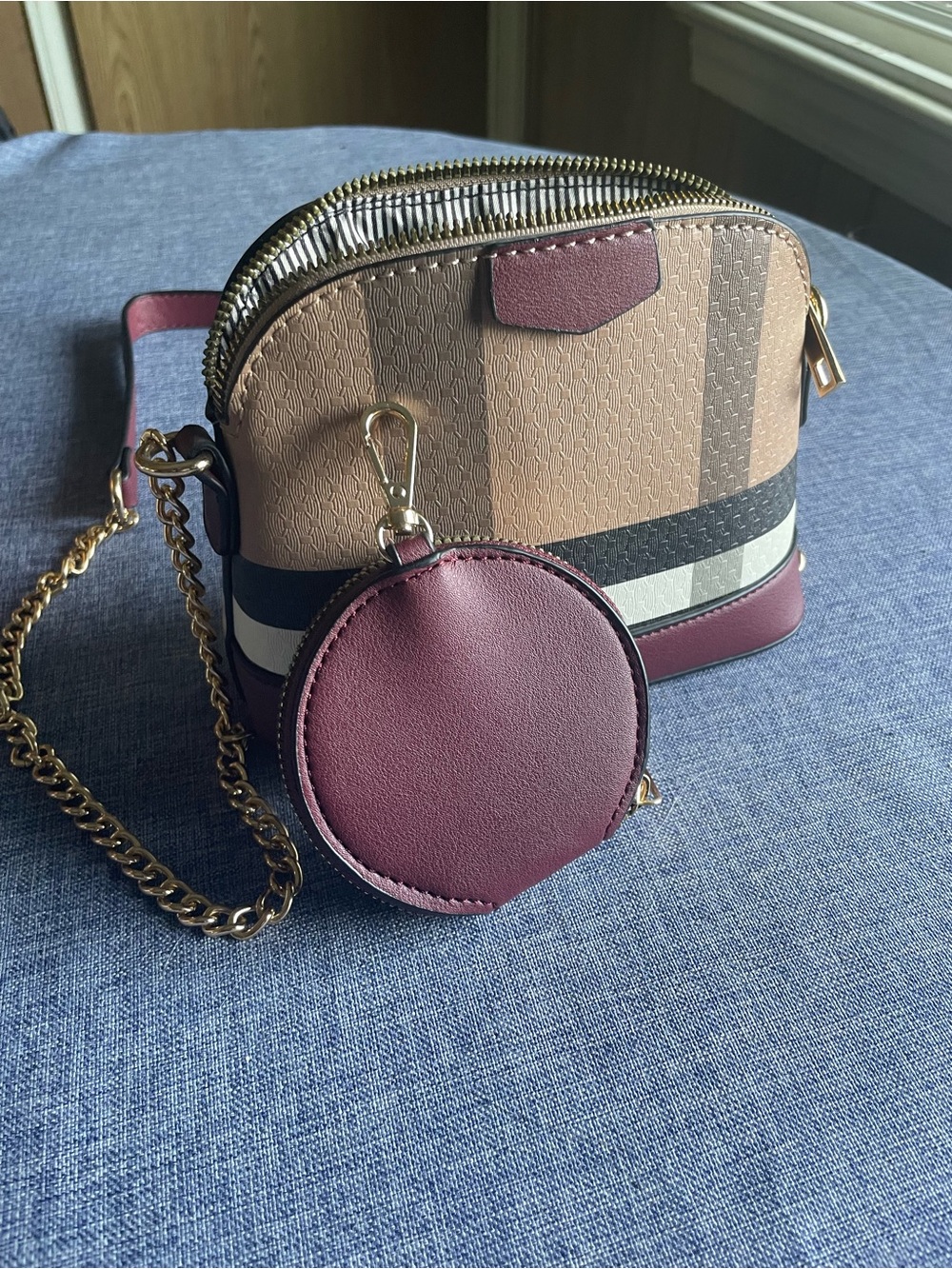 Deluxity Striped Textured Crossbody Bag with Detachable Burgundy Coin Pouch